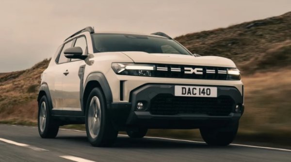 Плюсове: Много просторна кабина, плавна хибридна версия, способност за офроуд на модела със задвижване на четирите колела

Минуси: Някои евтини интериорни пластмаси, шум от вятъра при скорост на магистралата, разочароващ резултат за безопасност от Euro NCAP

Точно както предшественика си, най-новата Dacia Duster следва доказаната рецепта на марката за съчетаване на простота, възможности и достъпност. Най-новият модел е по-голям от предшественика си. Резултатът е увеличено пространство за пътниците и внушителен багажник от 517 литра. 

Пространството за главата и краката не е далеч от това на някои средноразмерни SUV-ове от по-горния клас. Ако наистина искаме да сме претенциозни, някои от отделенията за съхранение са  малки, а ISOFIX точките са разположени зад неудобни ципове, но тези дребни недостатъци са простими на тази цена.

За да се намалят разходите, тук се набляга на простотата и издръжливостта, а не на лукса. Въпреки това, кабината е малко по-луксозна от тази на предишния модел, благодарение на някои ъглови дизайни и контрастни цветове. Всеки Duster вече разполага с дигитален дисплей за водача, който е много семпло оформен и лесен за четене. Всички модели, с изключение на нивото на оборудване Essential, разполагат с 10,1-инчов сензорен инфоразвлекателен дисплей.
